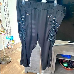 2X crop punk-ish pants with tie options on sides.  Can fit 1X too!